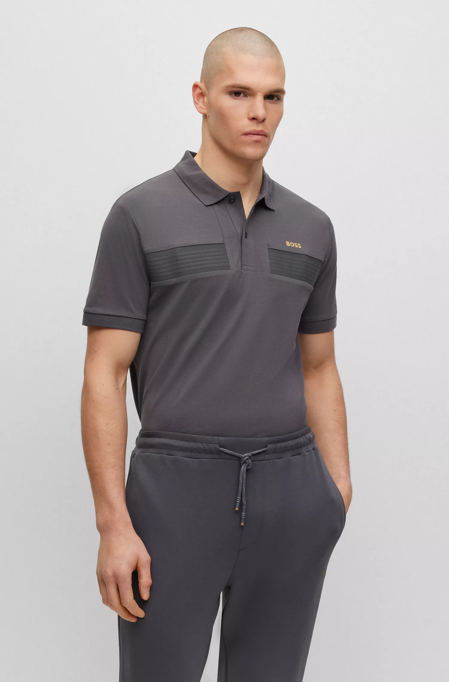 Camisa polo slim fit BOSS em mistura de algodão verde com fita listrada.
