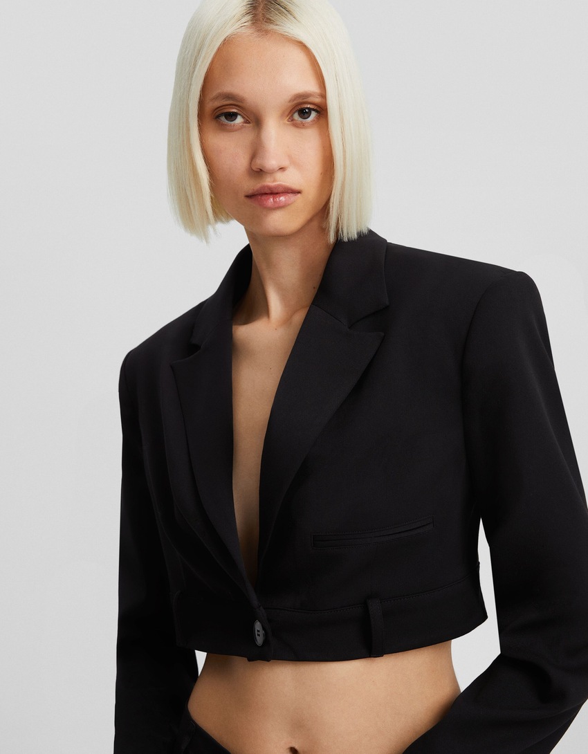 Blazer curto com risca de giz