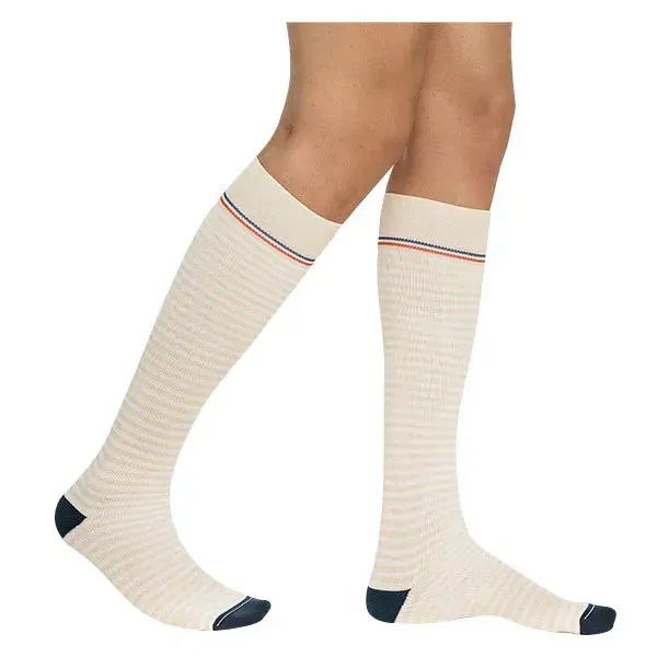 Meias masculinas Sigvaris Styles com estampa listrada, cano longo, tamanho M, cor cru.
