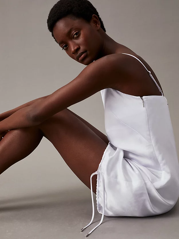 Vestido slip de corte reto em linho e viscose.