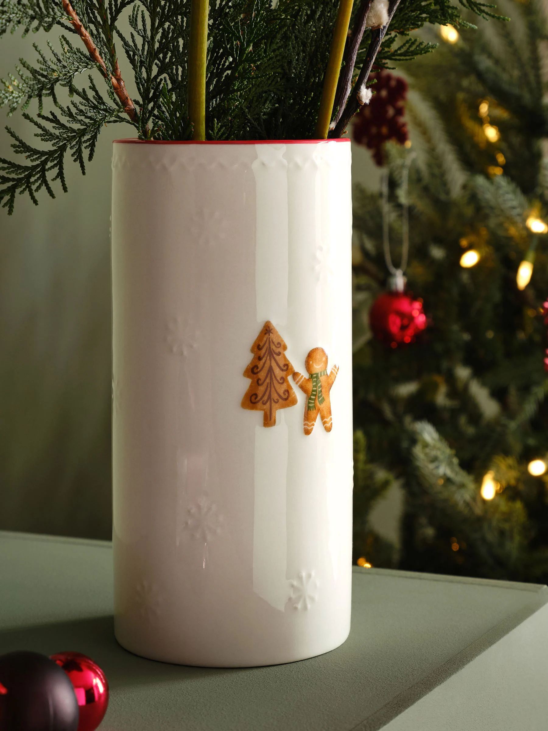 Keramische vaas met kerstpeperkoekreliëf