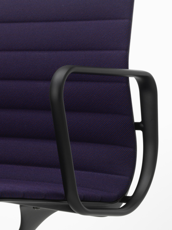 Vitra Aluminium Chair EA 104 bureaustoel zwart onderstel Hopsak 66