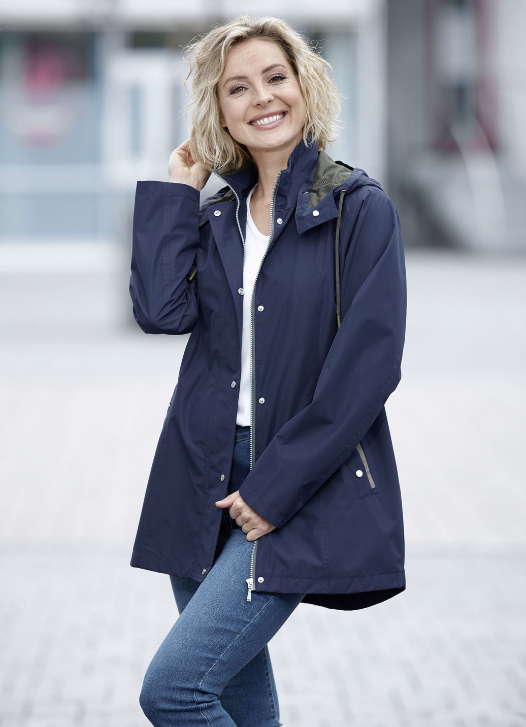 Funktionsjacke mit kleinem Regenschild an der abnehmbaren Kapuze