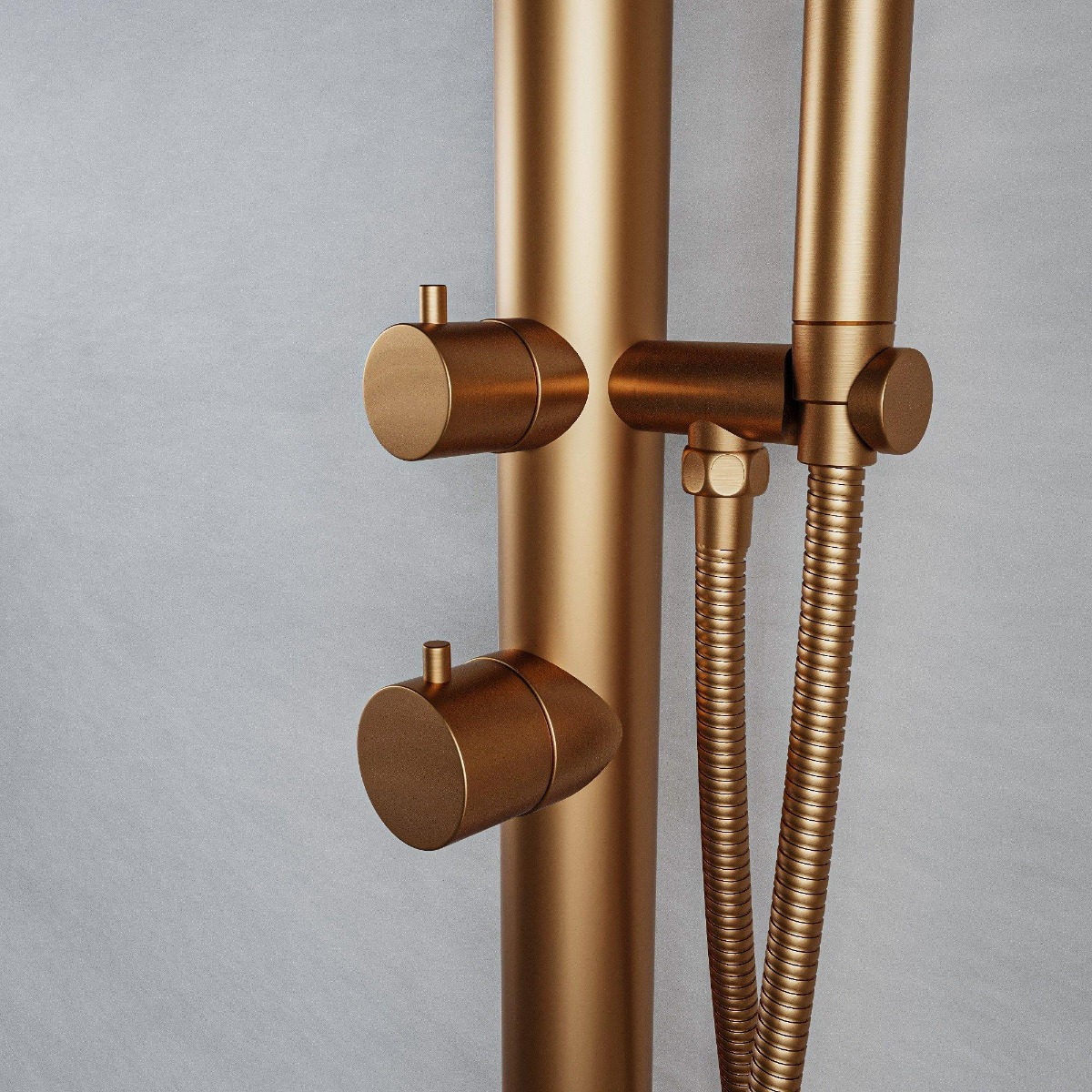 FortiFura Outdoor Deluxe vrijstaande buitendouche met handdouche geborsteld koper