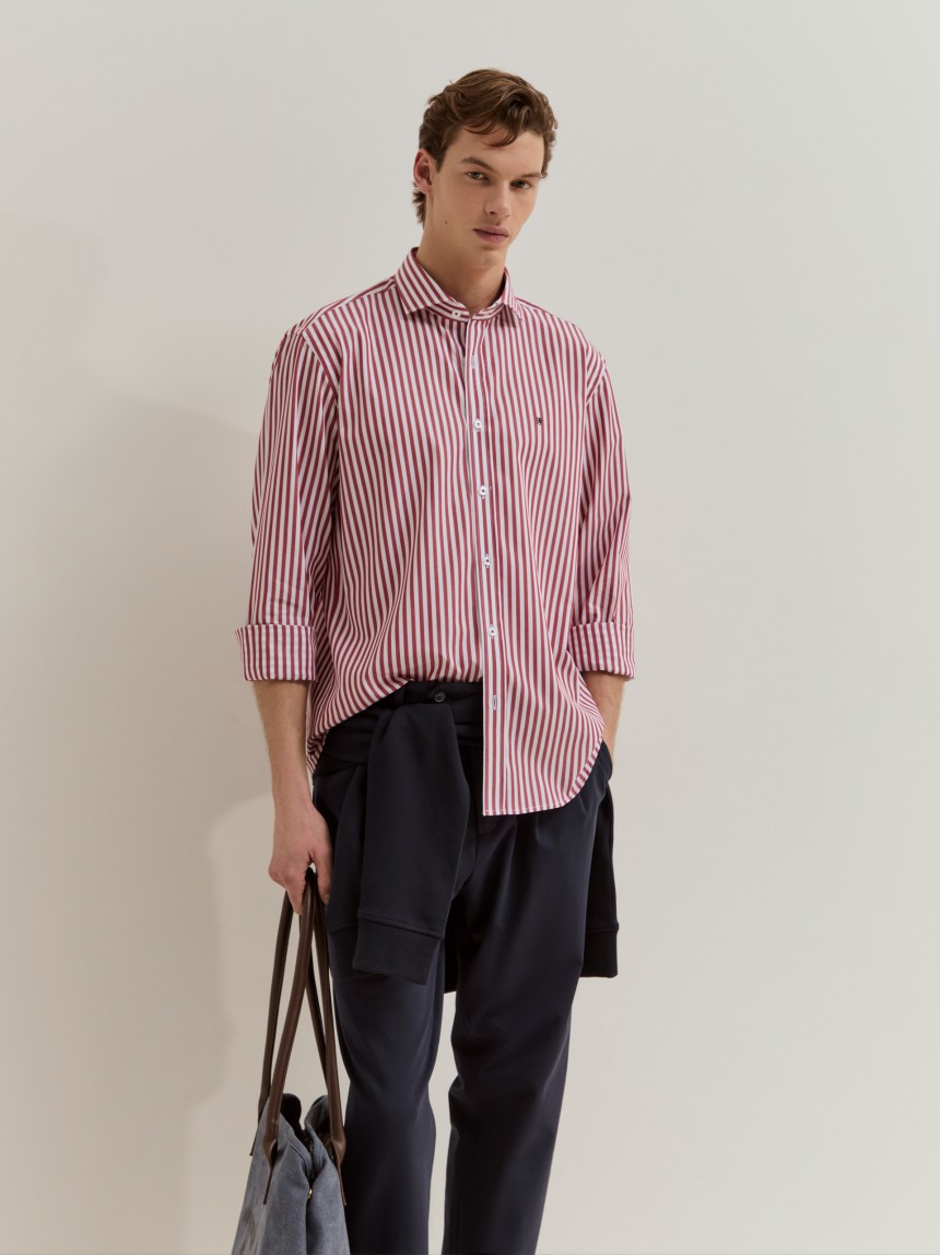 Camisa regular fit às riscas em algodão