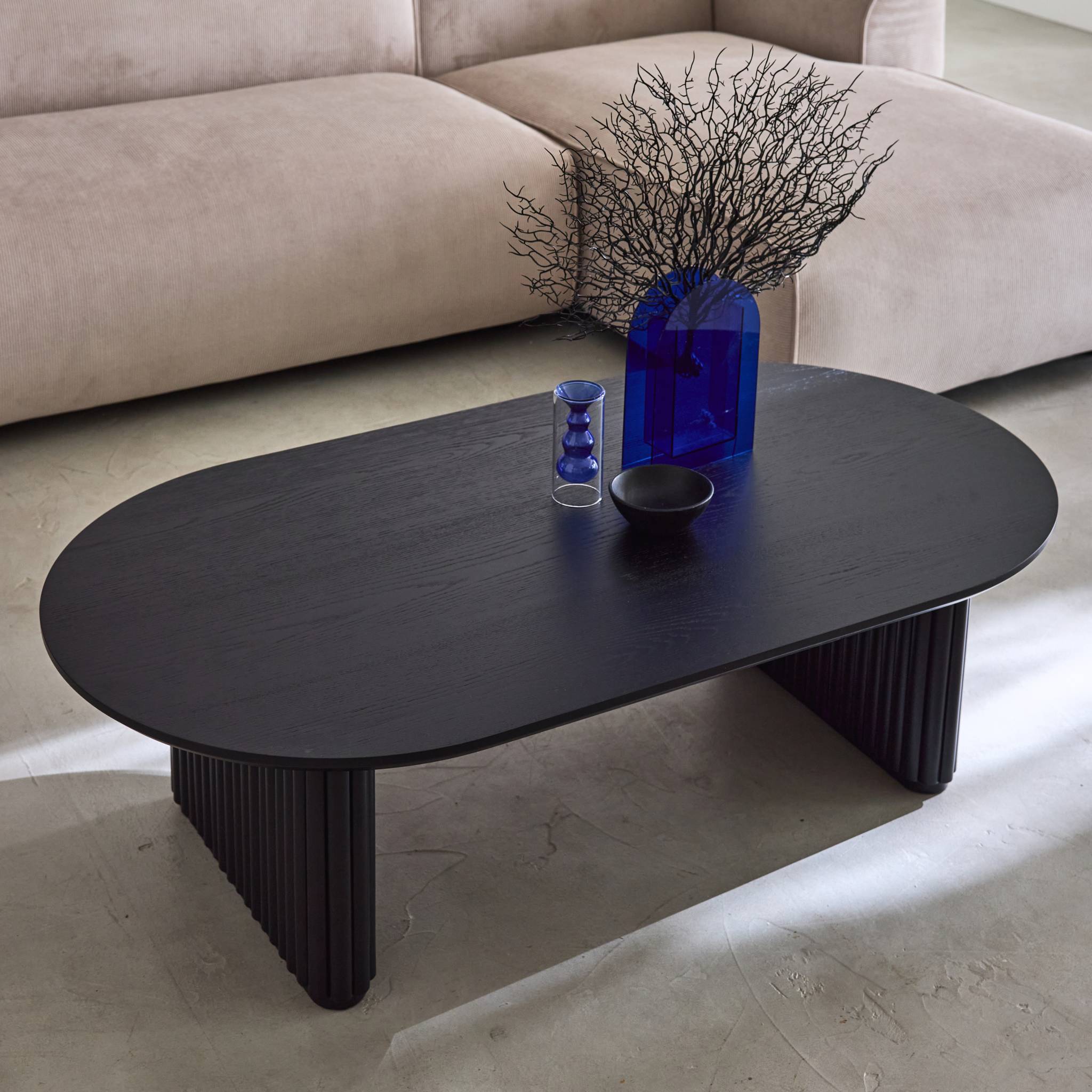 sweeek - Ovale salontafel rubberhout met eikenfineer