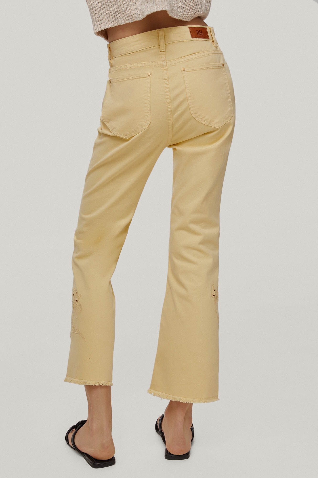 Calça jeans cropped flare com 5 bolsos bordados - Amarela