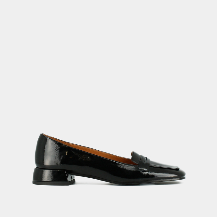 Mocassins à bouts carrés  en cuir vernis plissé noir