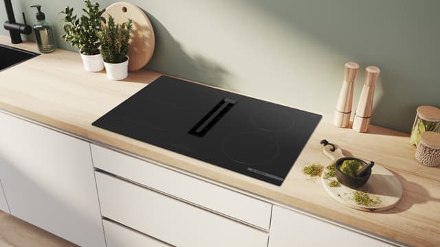 Bosch Kogeplade med integreret emhætte PVS811B16E