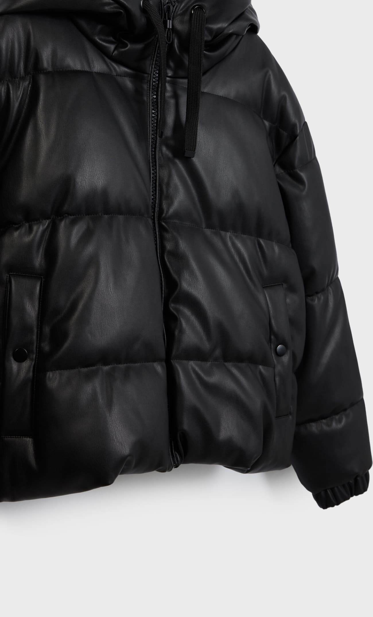 Jaqueta puffer com capuz em couro sintético