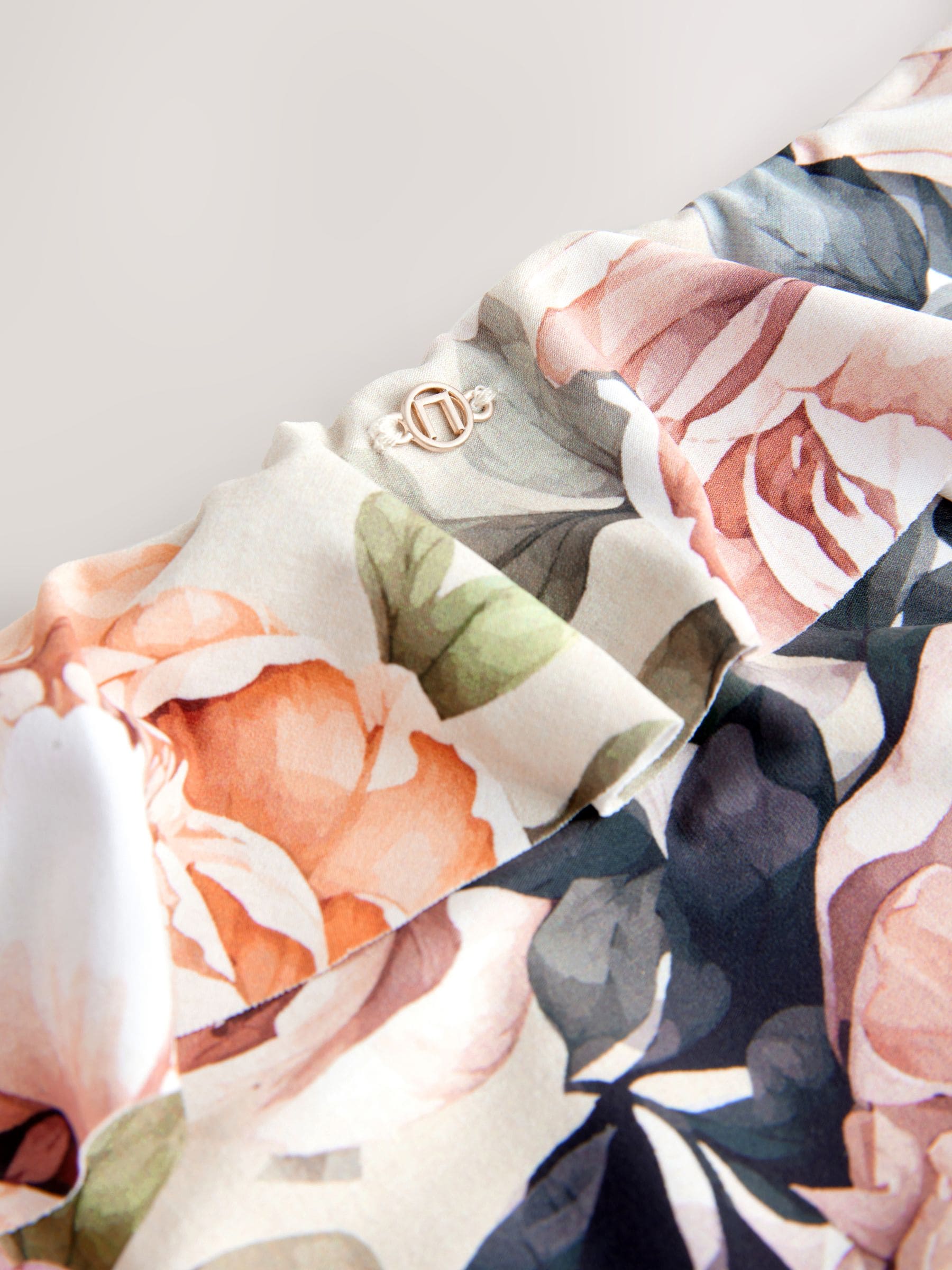 Neutrale/poederroze bloemen met volant - Bikinislip met hoge taille