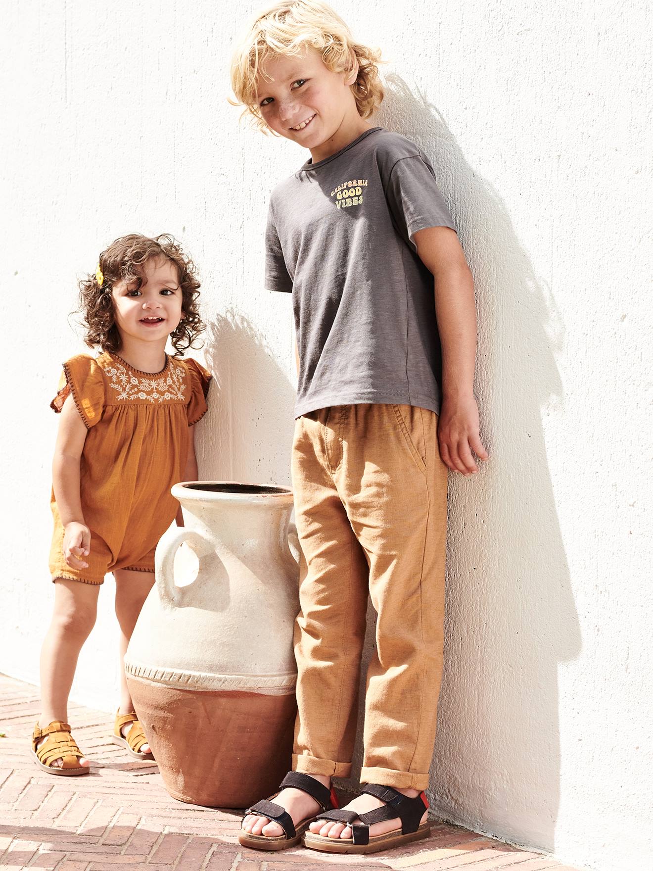Camiseta infantil cinza com estampa gigante nas costas.