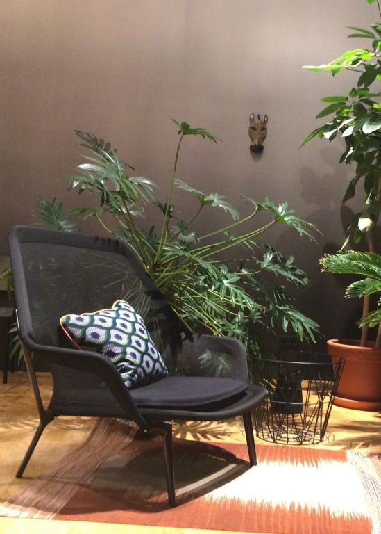Vitra Slow chair met Ottoman loungestoel bruin/créme / poedercoating aubergine
