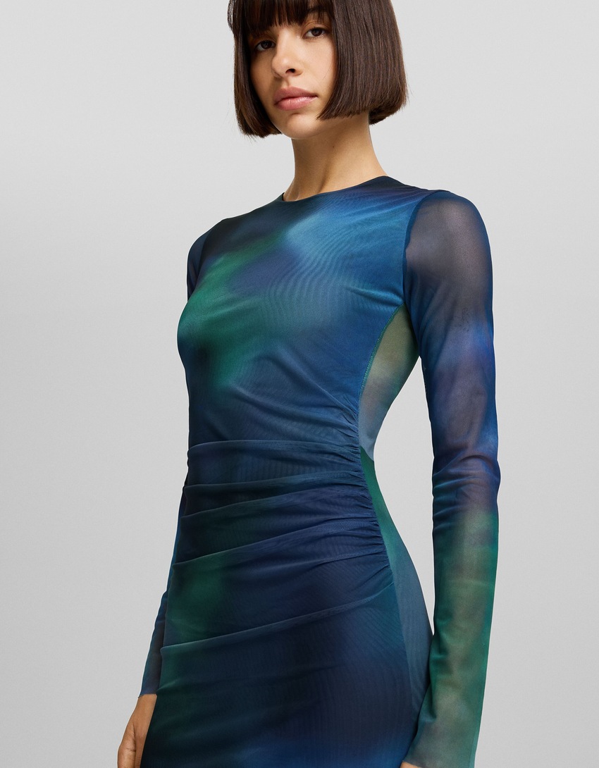 Vestido longo de tule com mangas compridas e estampa.
