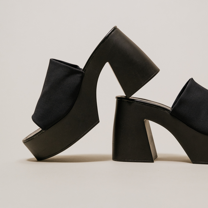 Mules à bouts ouverts et plateformes  en lycra noir