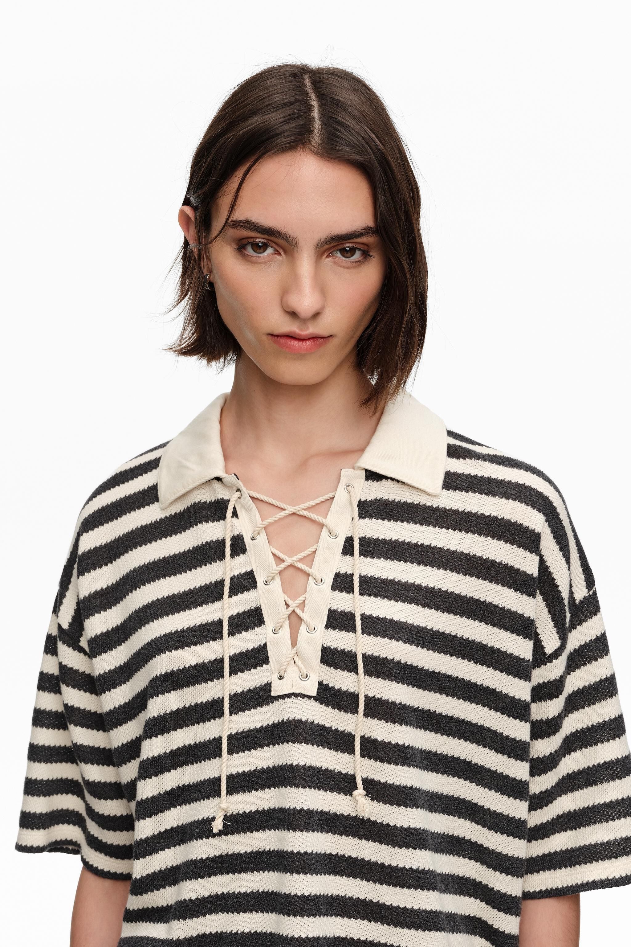 Camiseta preta listrada com gola polo ajustável