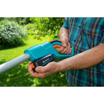 Gardena 18V heggenschaar telescopisch THS 42 cm incl. accu   lader