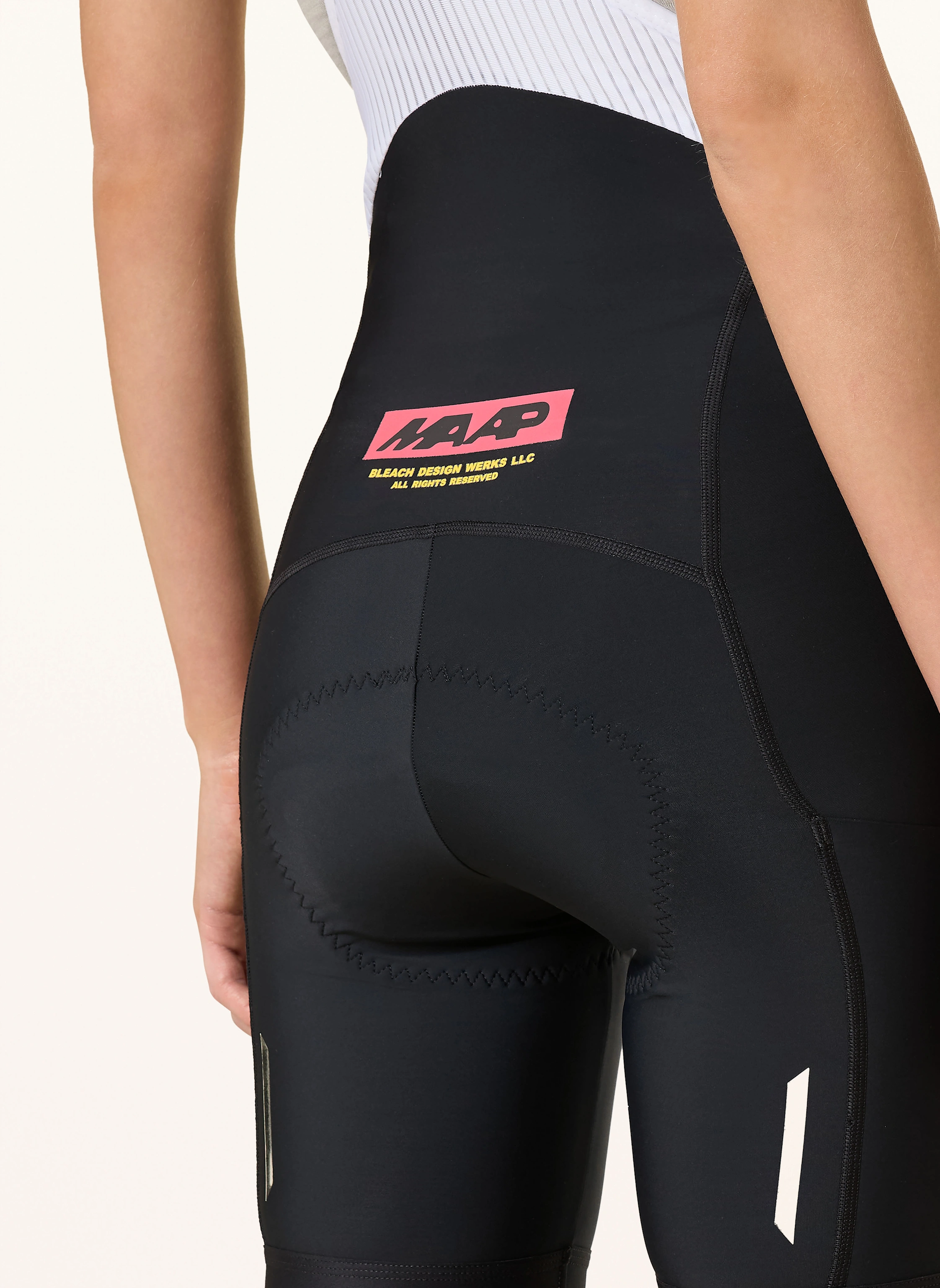 MAAP Radhose MAAP × BLEACH TEAM BIB EVO CARGO mit Trägern und gepolstertem Einsatz