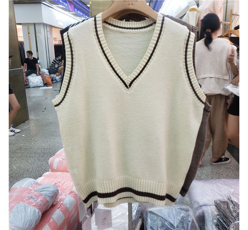 Beaustreet - V-hals vest met contrasterende rand