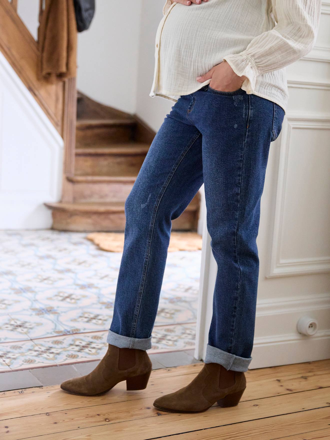 Calça jeans de gestante de corte reto com faixa de pedraria sem costura.