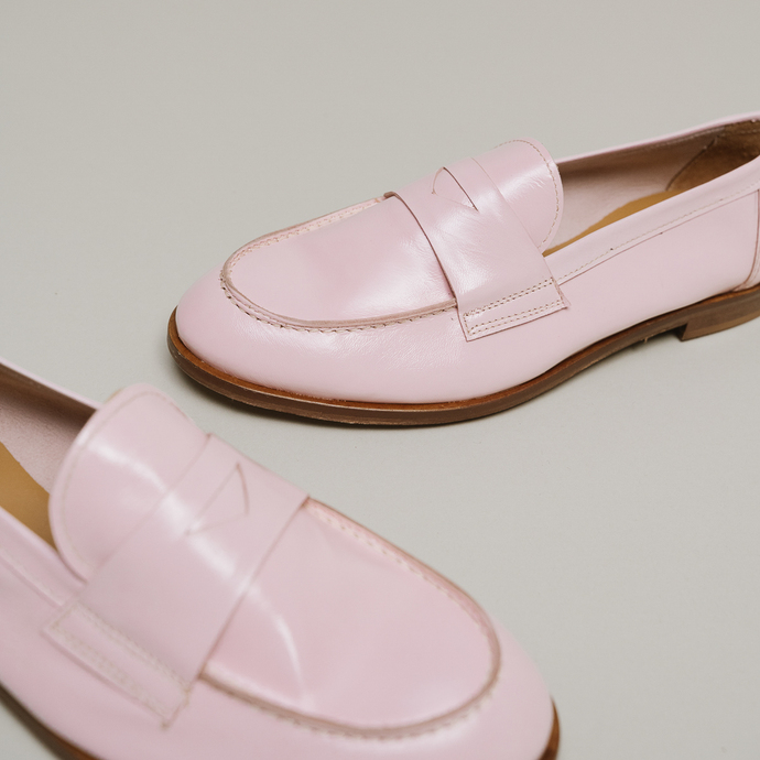 Mocassins à bouts ronds  en vernis plissé rose pâle