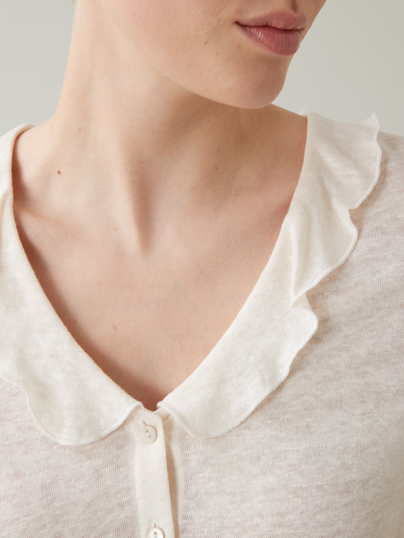 T-shirt lin boutonné femme col V volanté