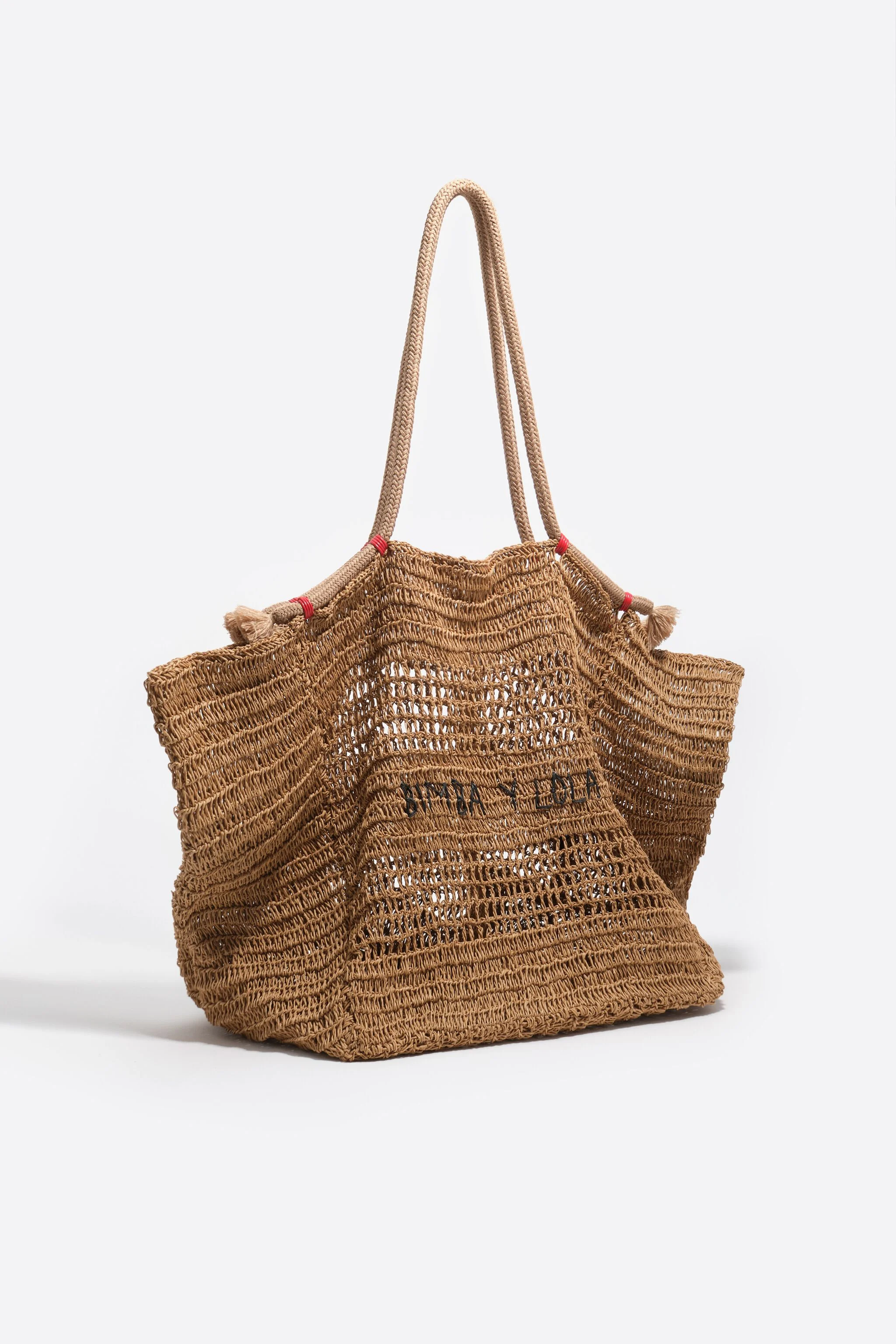 Bolsa de ombro grande em tom escuro natural com efeito ráfia.
