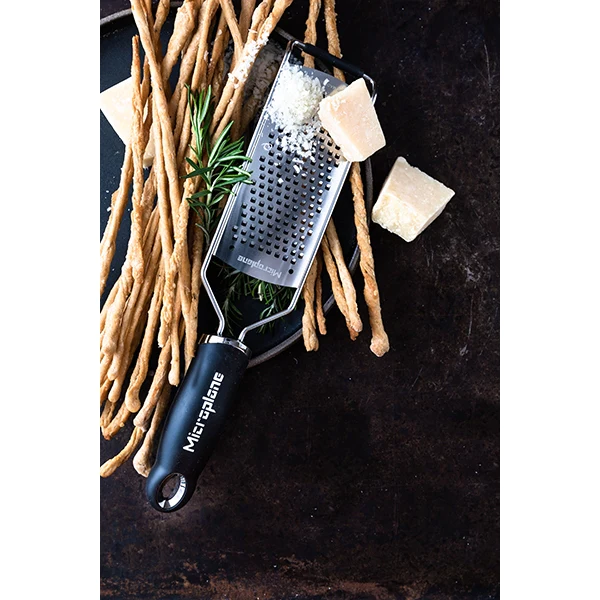 Râpe à fromage à gros grains Gourmet noire Microplane