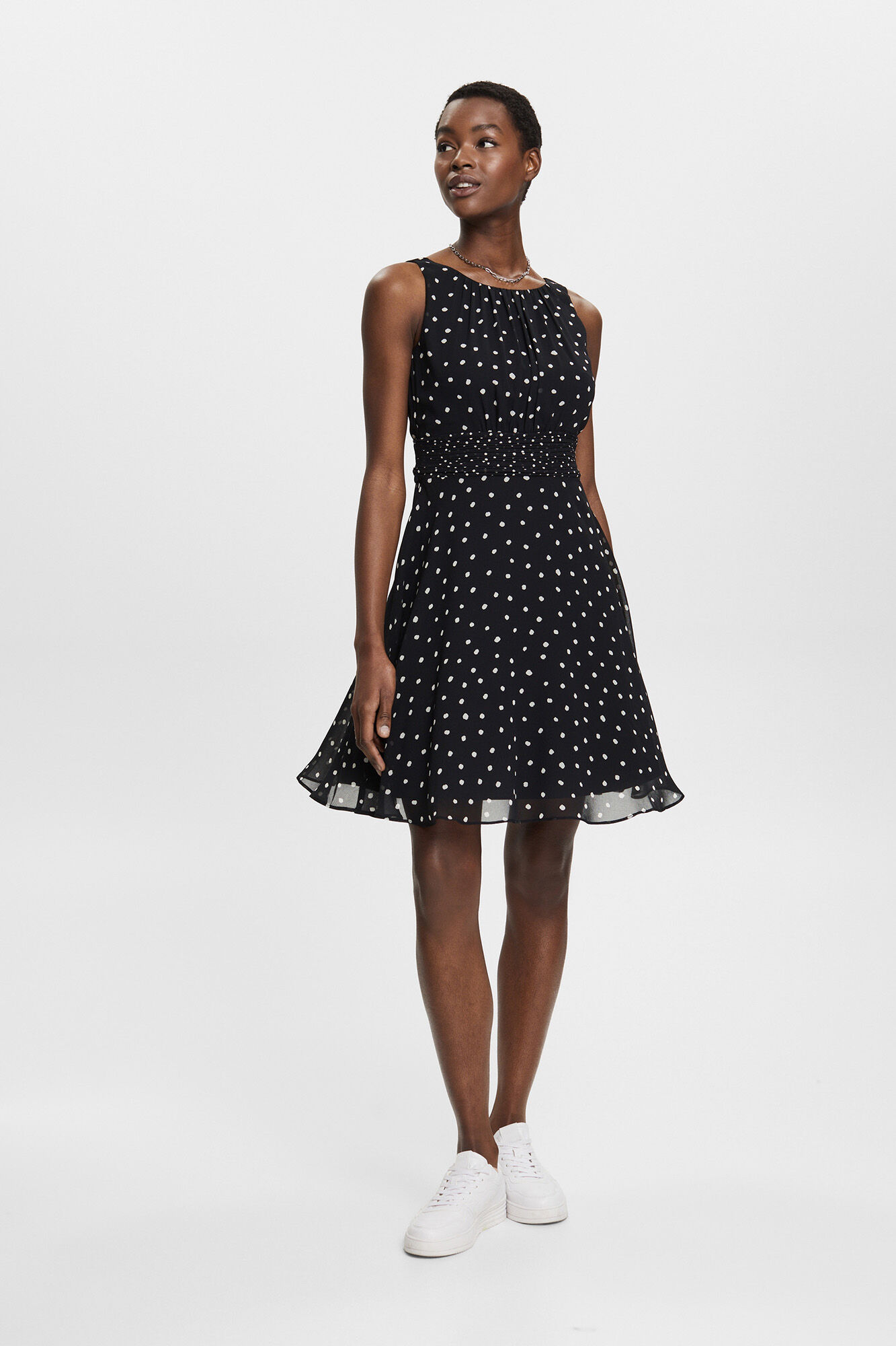 Vestido curto de chiffon com cintura franzida - Preto