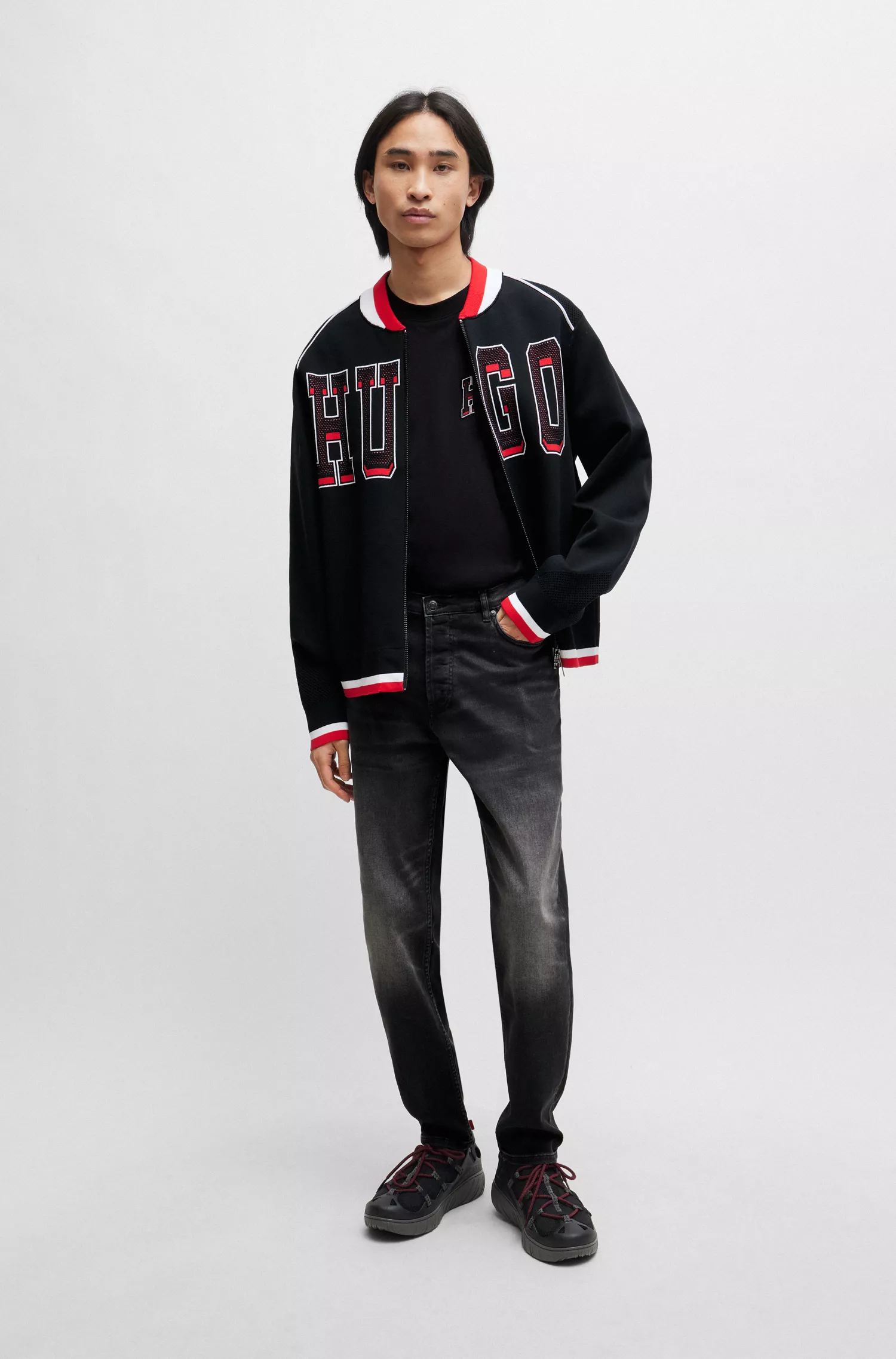 Calça jeans HUGO vermelha, corte afunilado, em denim preto com elasticidade confortável.