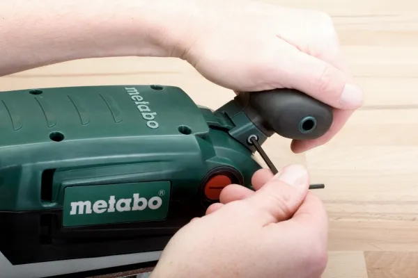 Metabo BAE 75. slibemaskine type: båndsliber, støvbeholder type: støvpose. effekt: 1010 W. vægt: 4,7 kg, slibeplade størrelse (BxD): 75 x 533 mm, slibeplade fastspændingssystem: 85 x 150 mm (600375000)