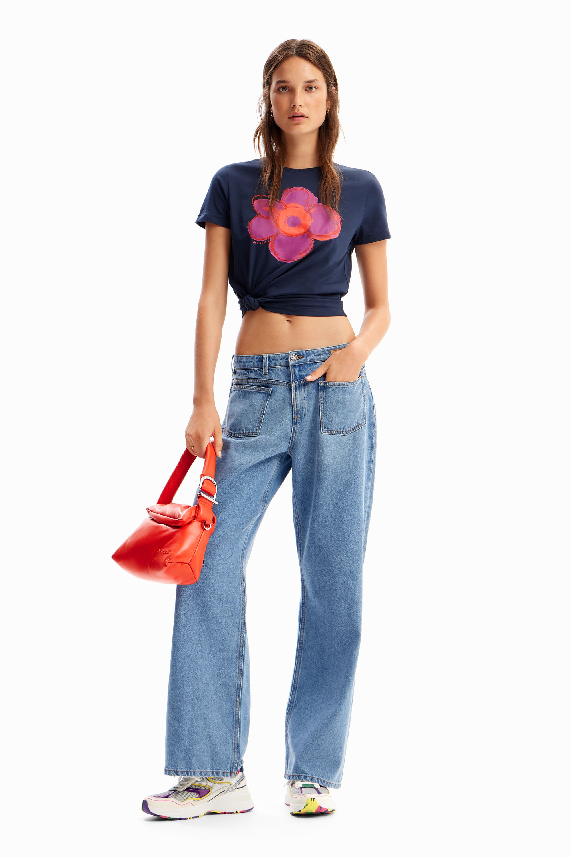Camiseta com ilustração de flores