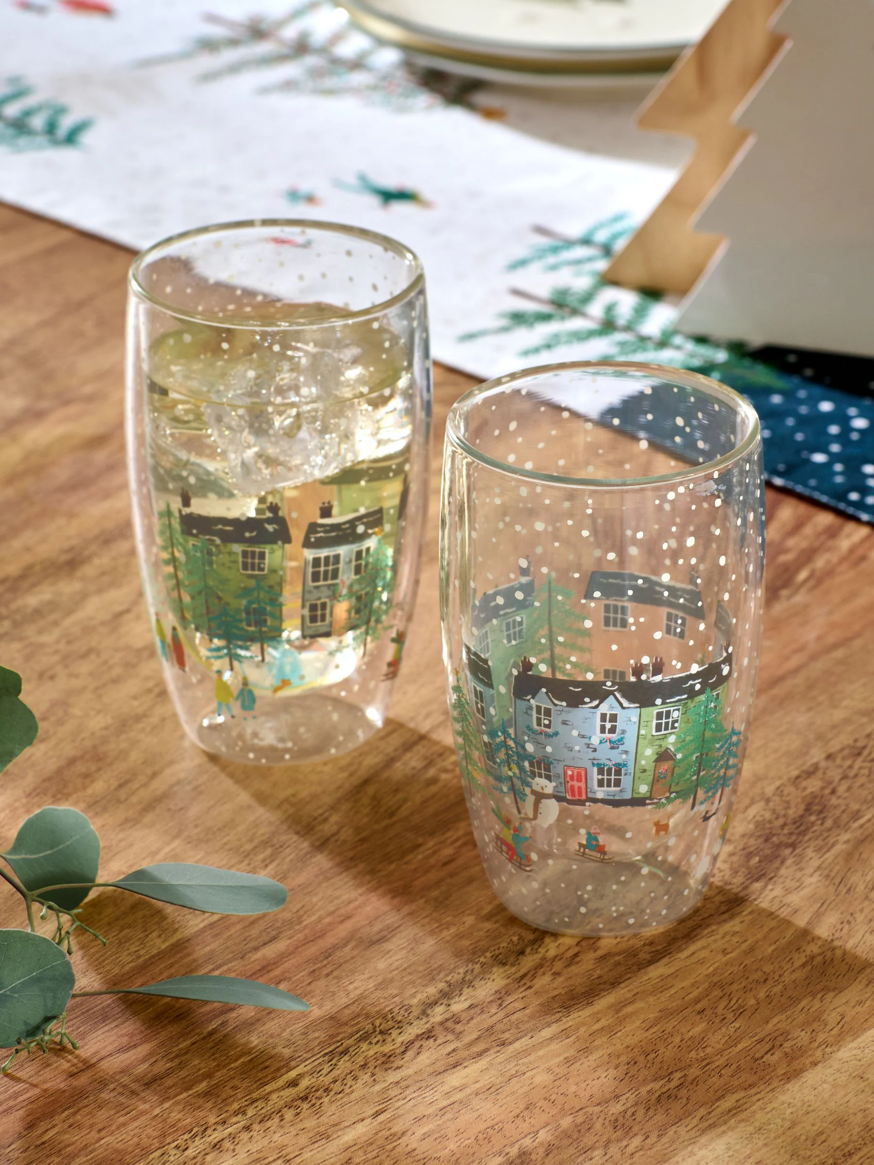 Set van 2 drinkglazen met kerstminiatuur
