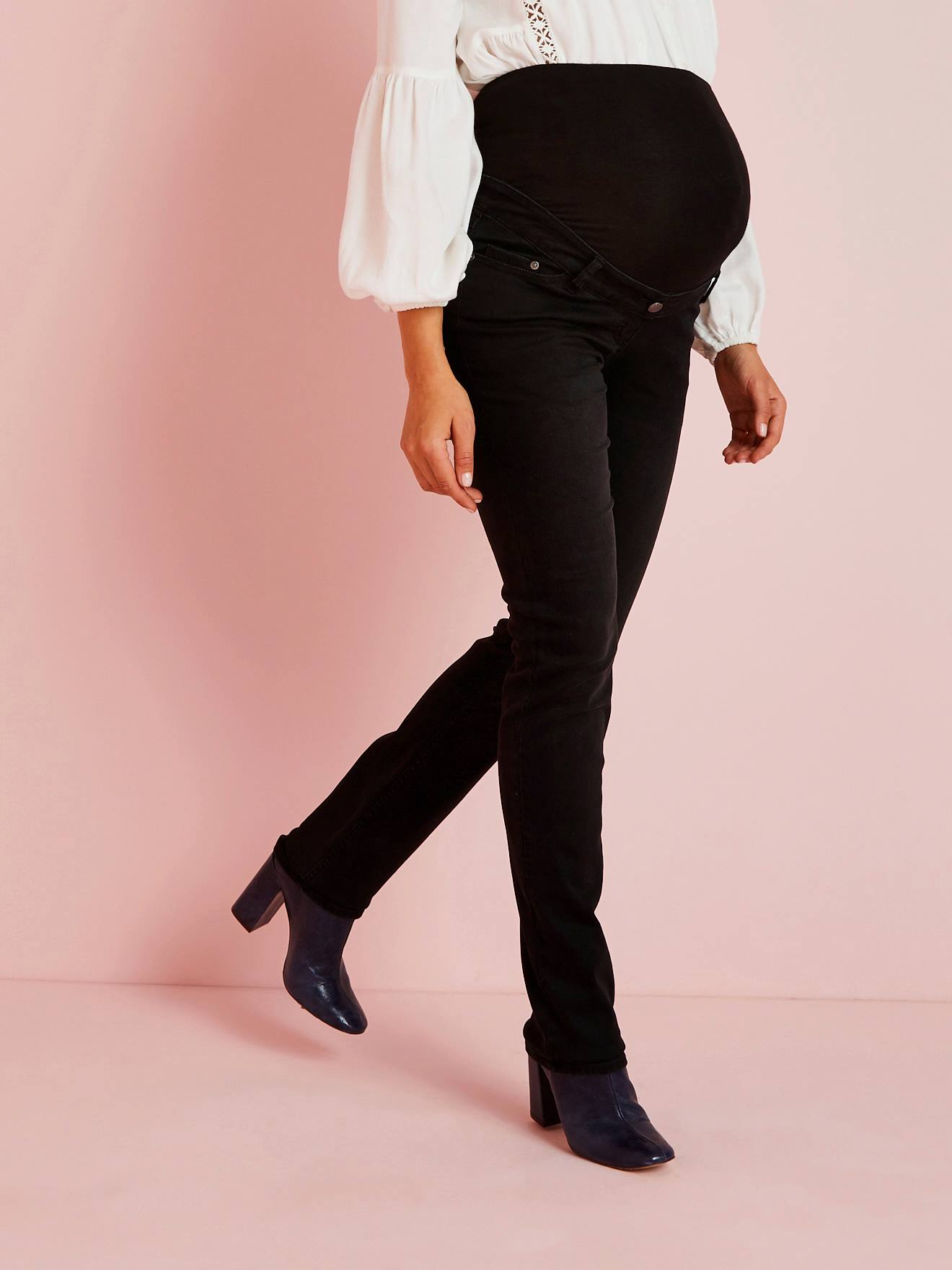 Calça jeans de gestante com corte reto e entrepernas de 78 cm. Cor preta lisa.