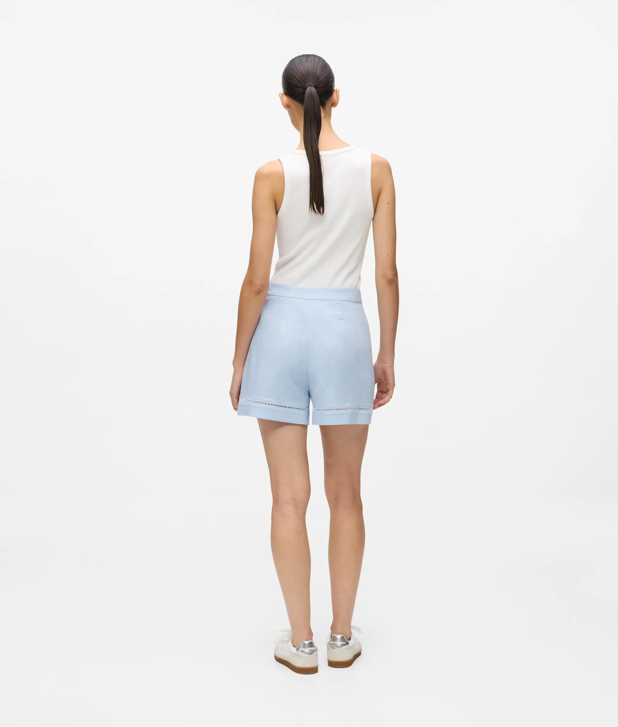 korte broek met uitgesneden borduursels