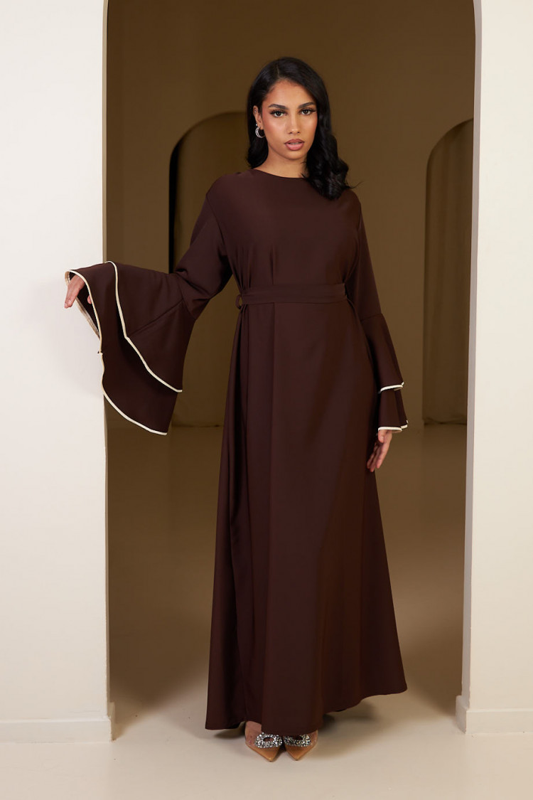 Robe marron ceinturée à manches à volants