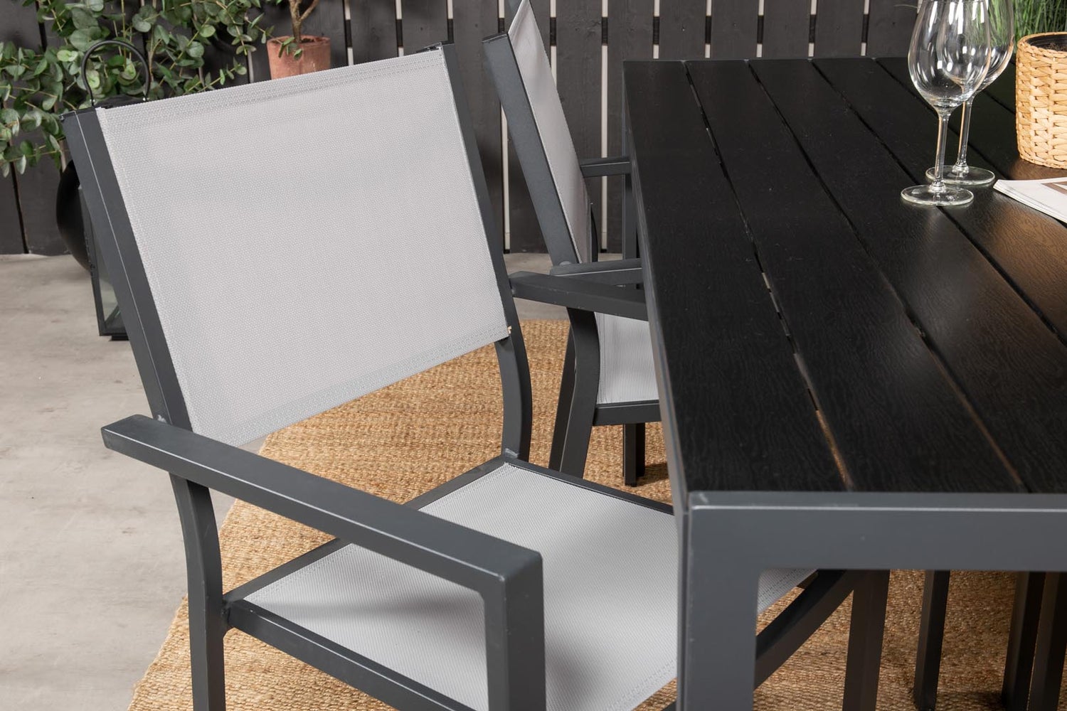 Tuinset Break: tafel 150x90cm, 4 Copacabana stoelen, zwart/grijs. 150 x 74 x 90 cm