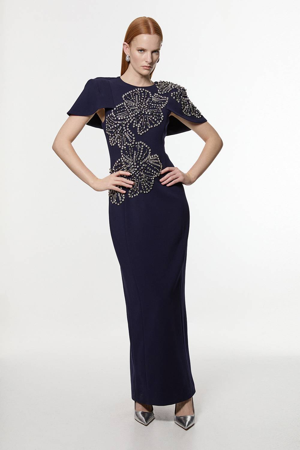 KarenMillen Robe Longue Ajustée À Cape Avec Ornements Floraux En Cristaux Pour Grande Taille