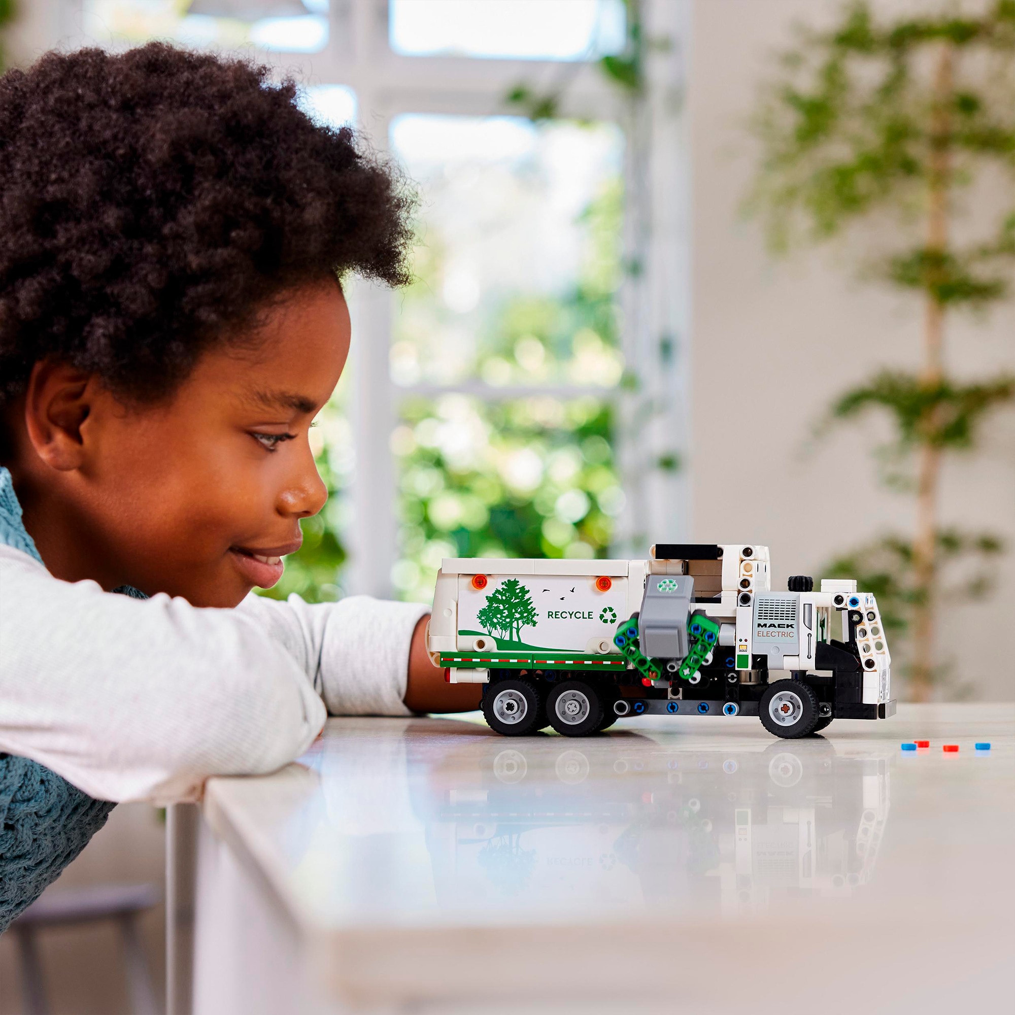 LEGO Konstruktionsspielzeug Technic Mack LR Electric Müllwagen
