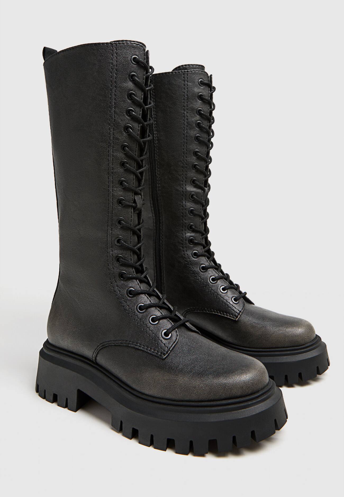 Botas de sola tratorada com cadarço e cano baixo