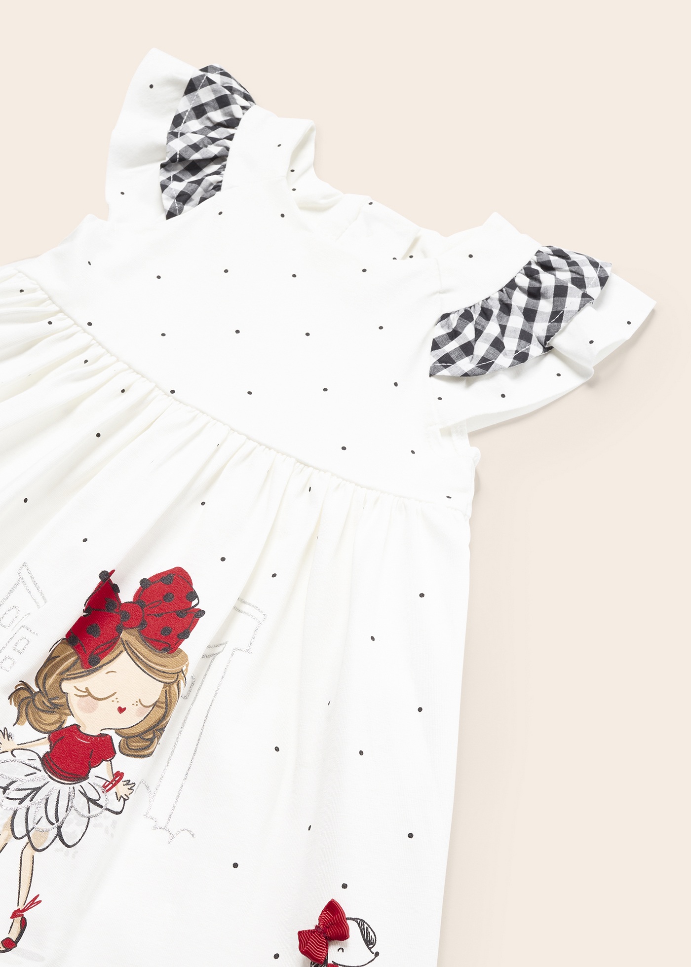 Vestido infantil com estampa feita de algodão sustentável.