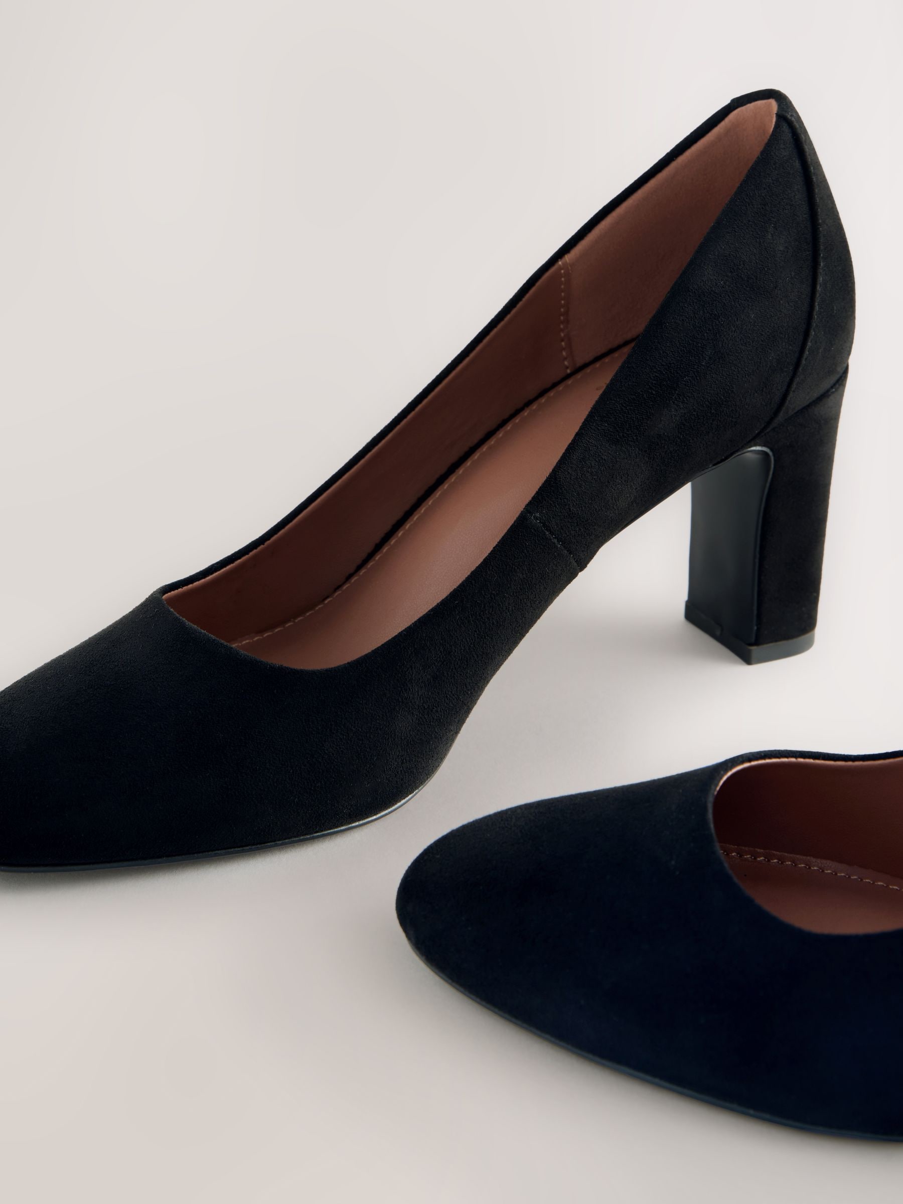 Zwart imitatiesuède - Forever Comfort® Round Toe Block Court Heels