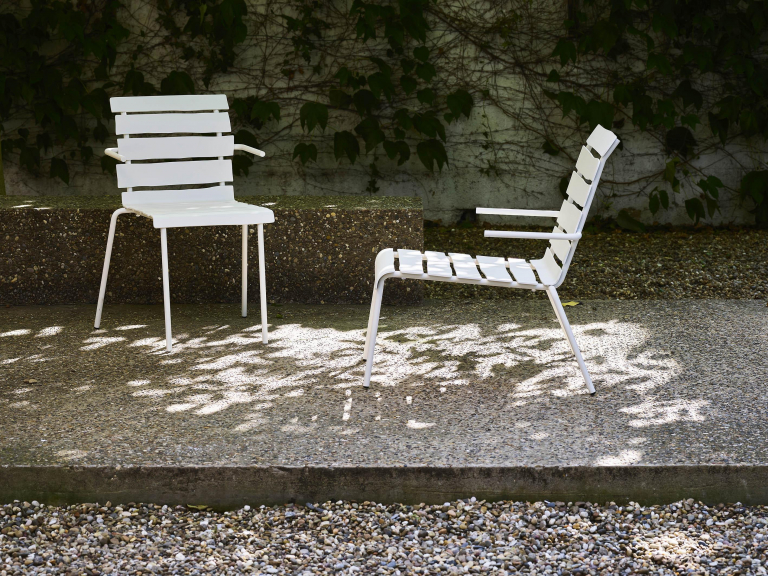 Valerie Objects Aligned tuinstoel met armleuning off white