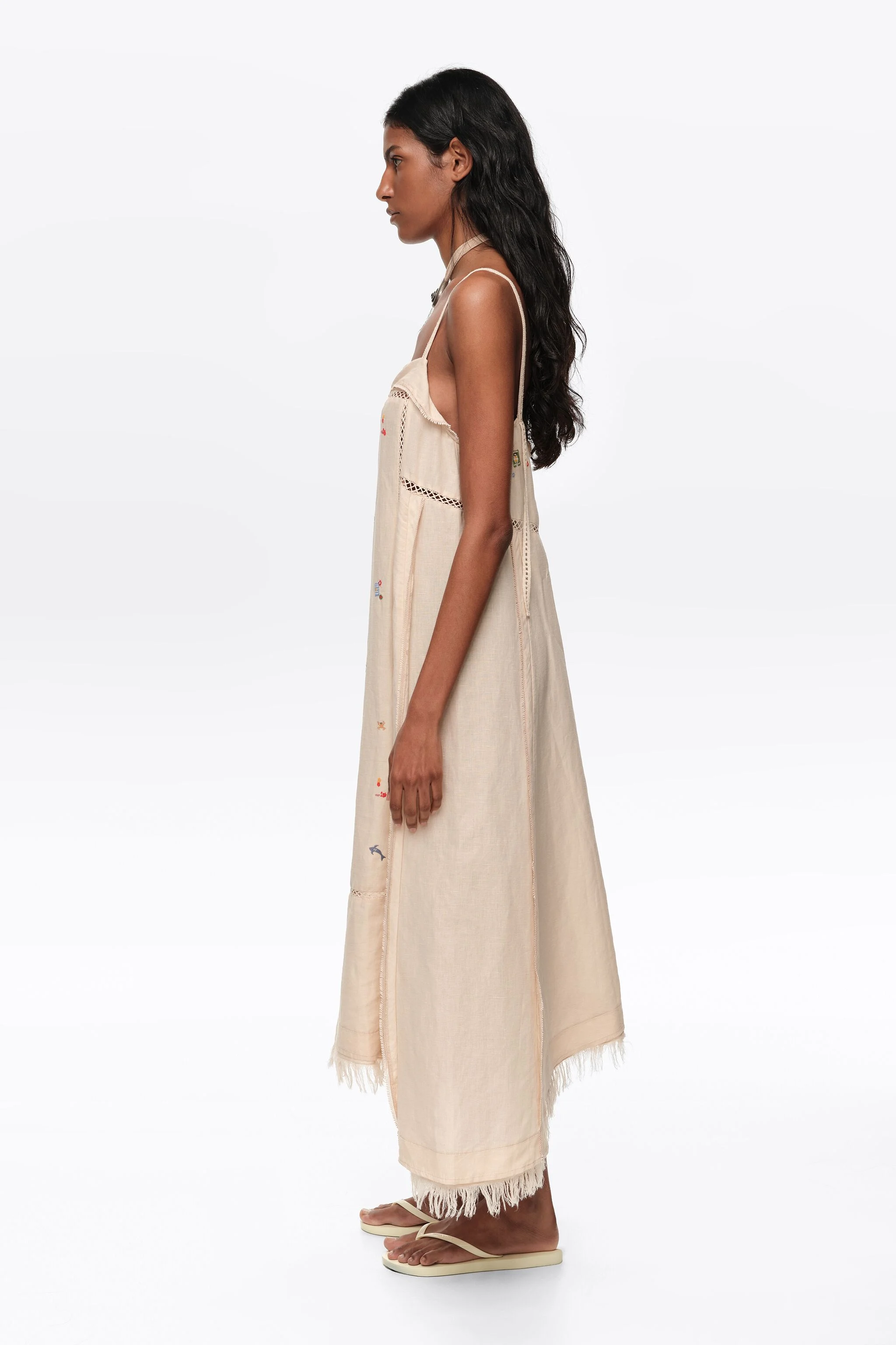 Vestido curto evasê em linho cor areia com bordado.