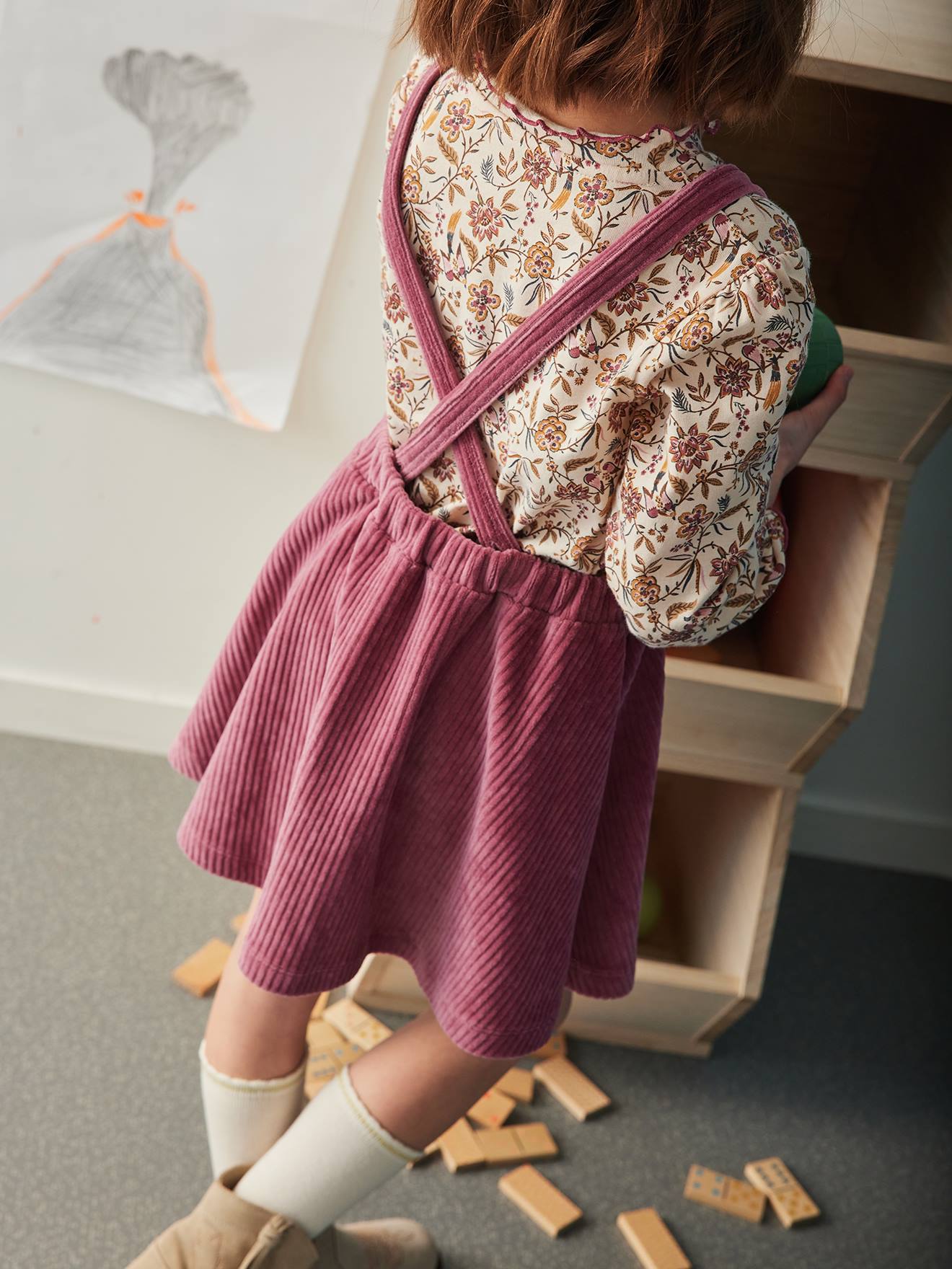 Look da menina: camiseta + vestido avental de veludo cotelê cor malva