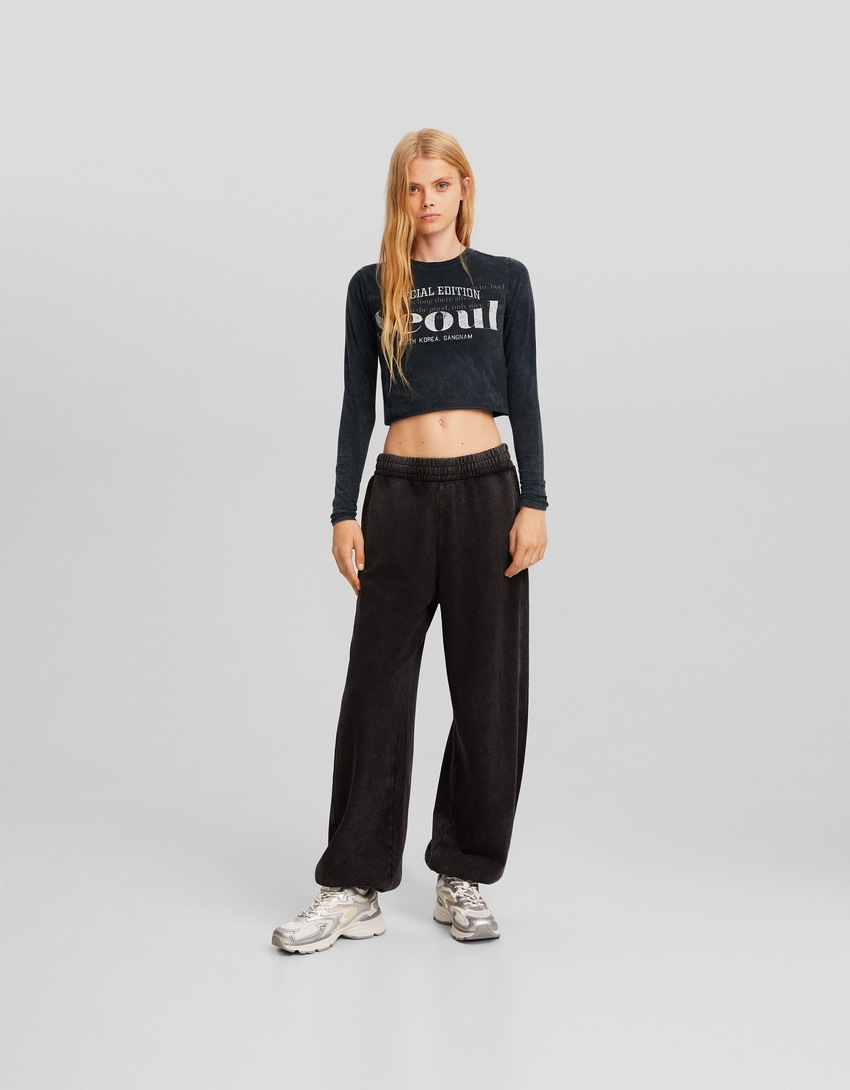 Camiseta cropped de manga comprida estampada