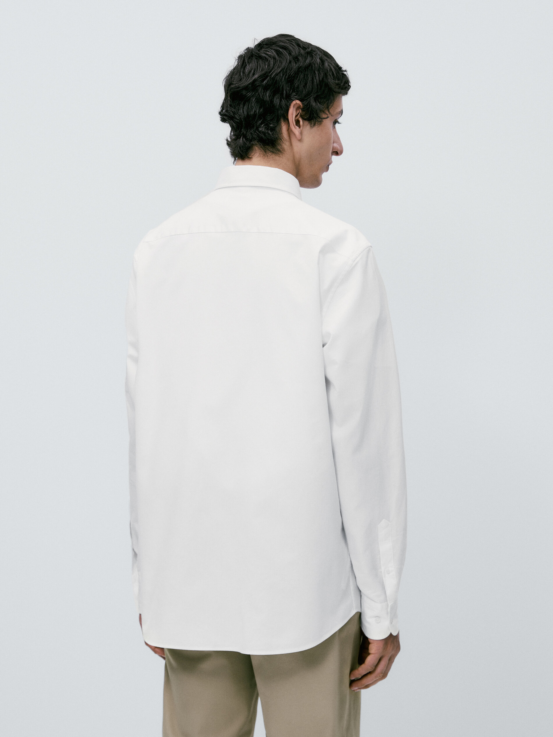 Camisa branca de algodão com microtextura e modelagem regular.