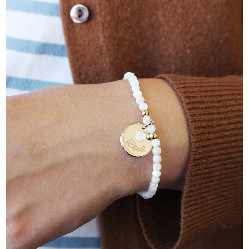 Bracelet perles nacre blanche et médaille coeur plaqué or femme - gravure DREAM