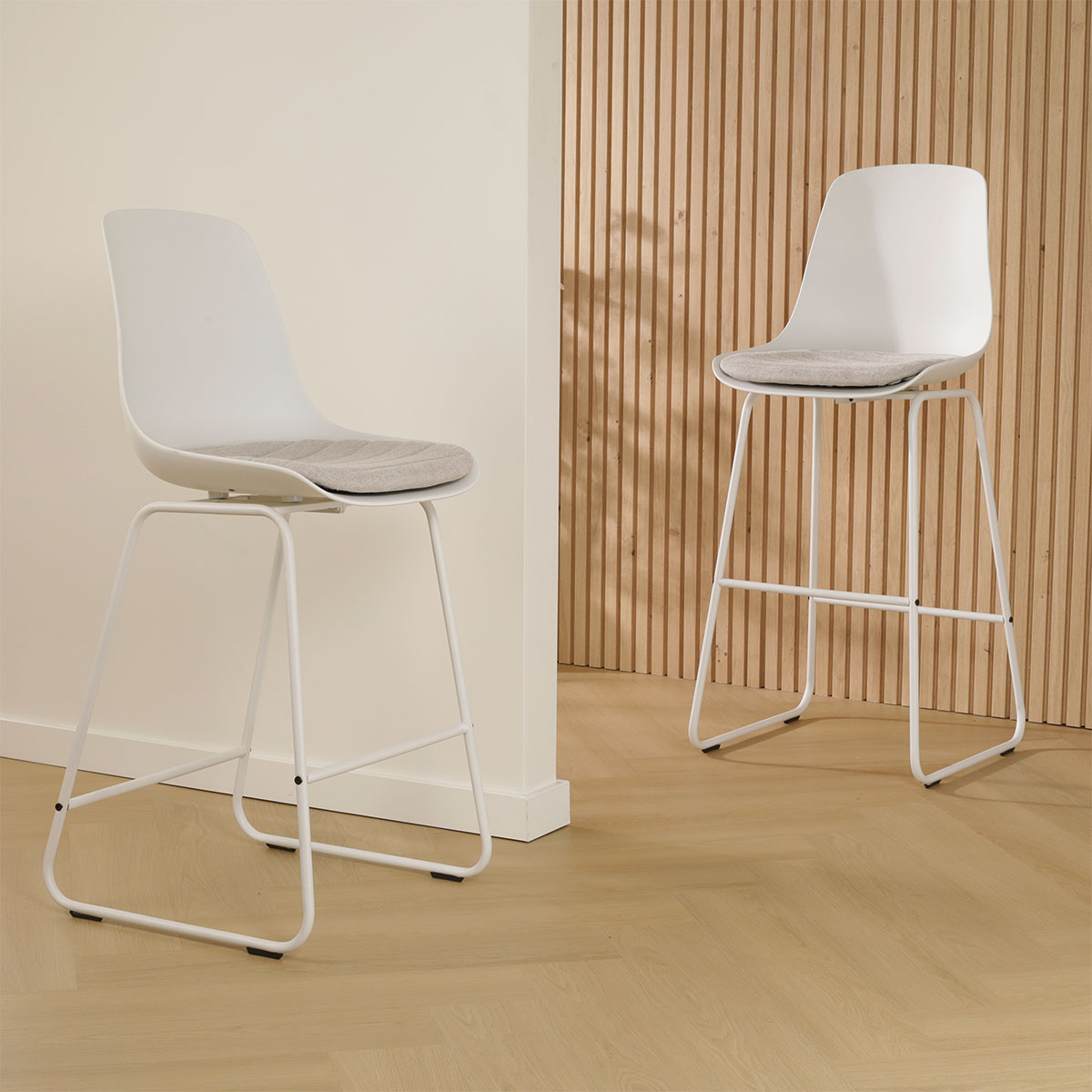 Nino-Liv barkruk wit met beige zitkussen - wit onderstel - 65 cm