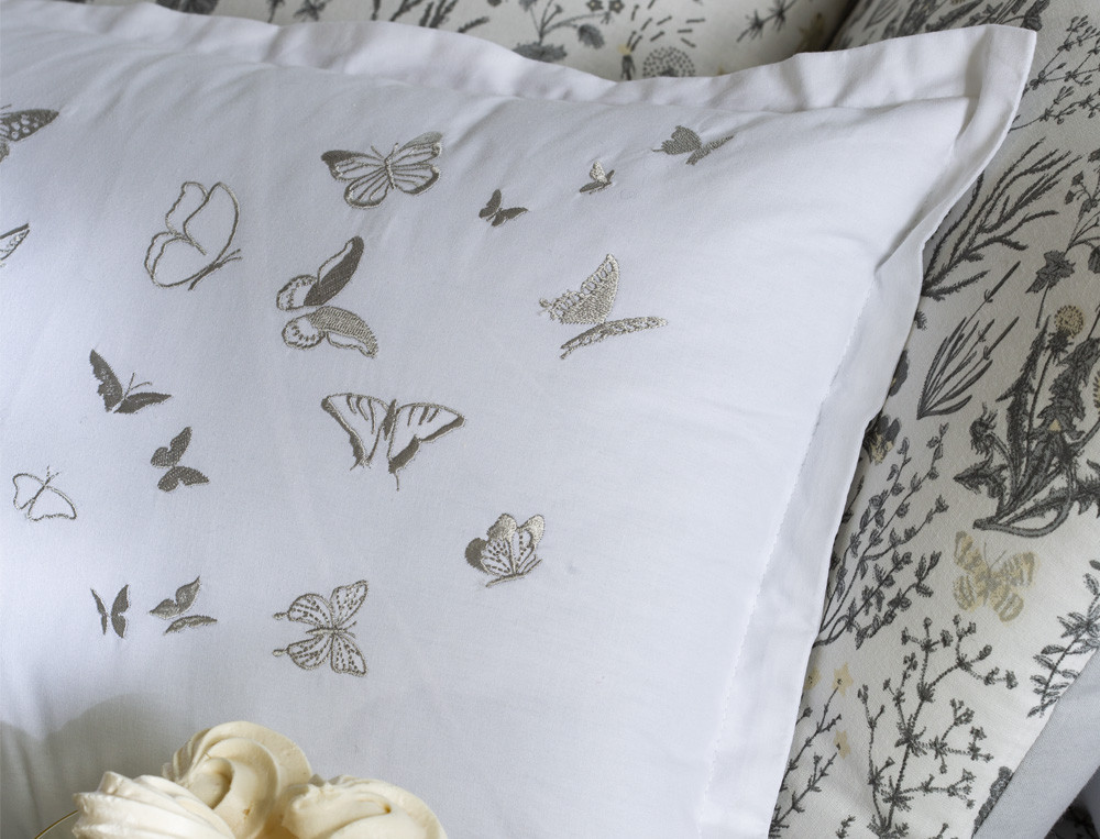 Housse de coussin brodée-Histoire d'ailes